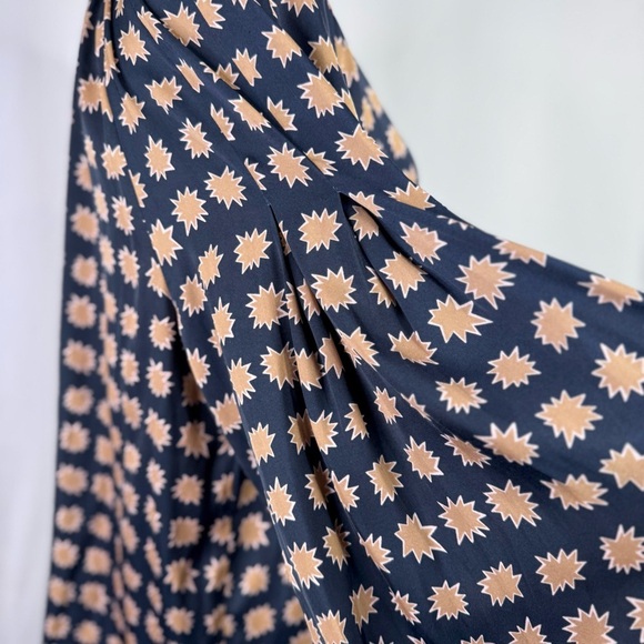 Boden silky blouse navy tan v-neck buttons balloon sleeves elastic cuff 12 - Picture 6 of 11